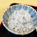 弥次喜多 - 釜揚げしらす（￥350）。ふんわりとした食感… 箸休めにも、ごはんのおかずにも