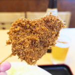 弥次喜多 - 串カツの中身は、上半分＝ヒレ肉、下半分＝玉ねぎ