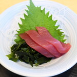 弥次喜多 - 小鉢の刺身はメジマグロかな、もっちりとした食感でなかなかの美味