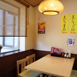 Yajikita - こういったテーブル席のほか、小上がりの座席もある。ダイビング帰りや法事の後など、グループ客も多種多様だ