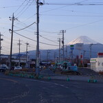 Yajikita - 近くを走る国道414号からの眺め。真正面に富士山