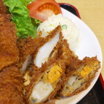 弥次喜多 - 白いのはイカフライ、玉子みたいに見えるのは帆立フライ。港町らしく、全てが豪快です