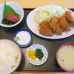 弥次喜多 - 串カツ定食（￥1230）。大振りな串カツが4本。さらにミニ刺身としじみ汁がつく、納得のボリューム