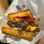 BAKERY & BURGER JB'S TOKYO - 紙に包んで。見た目以上に旨いです！