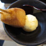 すがの - デザートのバームクーヘン串揚げマロンアイス添え