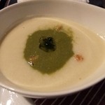 ネギのスープ（真ん中はネギの青い部分）