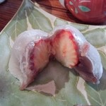 腰掛庵 - 苺わらび♥２３０円断面アップ♪