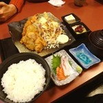 Washokudokoro Hatta - 大海老フライとマグロの唐揚げ定食。
