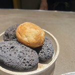 katecuore - 熱した溶岩石の上でアツアツの焼きたてブリオッシュ