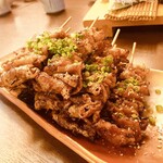 Gottsundesu - 甘ダレ揚げ鶏皮の串焼き