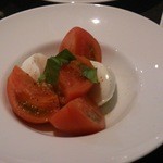 ヨシズハイ - 静岡産トマトとモツァレラチーズのサラダ。