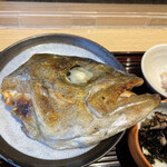 魚食処 一豊 - まあまあ大きな顔。ほかのお任せの内容よりも断然お得でした。