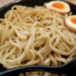 Ebi Tonkotsu Ra-Men Haruki - ・「豚骨魚介濃厚つけ麺 ひやもり900g(¥880)」の麺アップ。