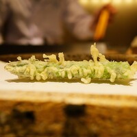 日本橋 蕎ノ字 - アスパラも部位の違いで2本。ここでも揚げ方を変えてきます。職人のワザです。