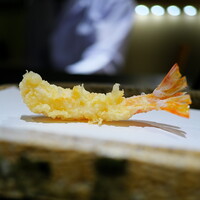 日本橋 蕎ノ字 - スタートで海老が2本揚げられます。まずレアで。次はもう少し火を通して。その揚げのワザ、お見事です！