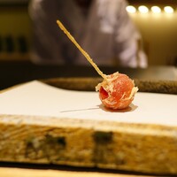 日本橋 蕎ノ字 - フルーツトマト。薄く衣で揚げるのもさすがです。