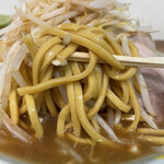 Yokohama Ie Kei Ramen Hijiriya - 麺リフからの・・・いただきます