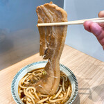 Toshima - 【2022年04月】厚肉うどん＠680円、厚肉は豪快にもバラ肉１本です、重いなあ(笑)ヽ(^o^)丿
