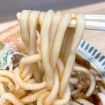 豊しま - 【2022年04月】厚肉うどん＠680円、麺アップ。麺はチルド麺みたいな感じ。