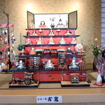 ロビーには、木目込みのひな壇♪