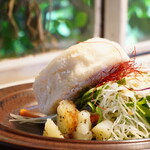 カフェ シロイロ - 【2022.04】ランチセットのサラダとパン