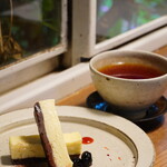 カフェ シロイロ - 【2022.04】ランチセットのホワイトチョコのチーズケーキと紅茶