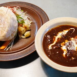 カフェ シロイロ - 【2022.04】ランチセットのサラダとパン、ビーフシチュー