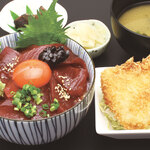 ぎょ魚蔵部 - 得得ランチ　近海生まぐろユッケ丼　ミニメカジキフライ付き