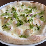 Cheese pizza with seafood and seaweed