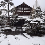 聴琴亭 - 大きな庭から眺めた玄関