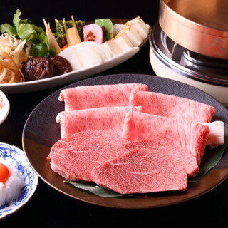 厳選された黒毛和牛を使用。上質な脂と柔らかな食感を楽しむ