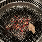 炭焼肉 石田屋。 - まずは脂で網をコーティング。