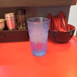 ラーメン 杉田家 - コップは大きめ…