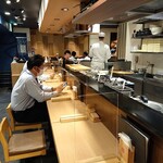 Sobakiri Miyota - 蕎麦切り みよた 八重洲店 店内 密を避けて早めにランチ訪問したのですが・・・