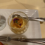 日光金谷ホテル - 下塩原雪の下人参のムース　コンソメのジュレ　北海道塩水ウニ添え　雪の下で糖分を蓄えた人参の甘さが一味違います。