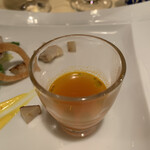 日光金谷ホテル - グラスは、甲殻類を感じるスープ