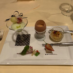 日光金谷ホテル - 先ずはアミューズ5点盛り  左からハモンセラーノ30ヶ月熟成とメロンスープ　那須地養卵のウッフブルイエ　雪の下人参のムースコンソメのジュレ、塩水ウニ添え　下がパテカンパーニュ　フォアグラのテリーヌ