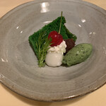 日光金谷ホテル - アヴァンデセール　春菊のシフォンケーキと春菊のアイスクリーム　微かにほろ苦さを感じます。春ですねー。白玉と餡子が添えてあります。