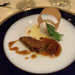 日光金谷ホテル - じっくりとローストした淡路島産新玉ねぎのエスプーマ　　鴨のフォアグラのキャラメリーゼと共に