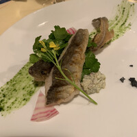 日光金谷ホテル - ホテル直営清滝養鱒場　の　イワナのフリット　いぶりがっこのレムラードソース