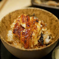 うなぎ四代目菊川 東京駅黒塀横丁店 - お茶碗に移して頂きます