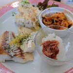 カフェ ミリクーレ - 令和4年4月 ランチタイム
日替わり定食 700円
タラのバター焼き、豚キムチ、梅なめたけおろし、ご飯、スープ、サラダ