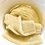 コトノハ - 麺は昆布水に浸かった状態の平打ち中太麺と極々太麺
