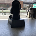 巴裡 小川軒 - 新橋ビル前のタヌたん(勝手に命名)の後ろ姿に別れと必ずの再訪を告げ(ヤダー、もちろん心の中でよ♡、え？アータなら口に出してそーだって？)、足早に去る