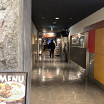 巴裡 小川軒 - 参考13:サラリーマン1人がまた、怪獣酒場に吸い込まれていった…達者でな！