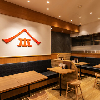 〈Near the station◎1 minute walk from the east exit of Omiya Station〉 A calm interior with the warmth of wood