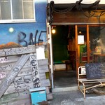 チリムーロ - 左の板は、以前扉だったが壊れたまま放置