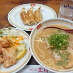 餃子の王将 - 王将ラーメンは豚骨醤油こしょう多めにかけて、唐揚げはレモン汁たっぷり、餃子はお酢でサッパリ