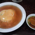 新華苑 - 天津飯、スープ付き。