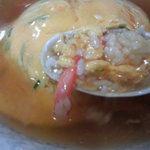 新華苑 - カニの身もしっかり入ってます。ご飯に玉子、程よい按配の餡が絡んで最後まで美味しく食べれます。